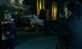 Ненавистный папарацци Хлои и дуэль на пистолетах Мейз – фото из 2 серии 1 сезона сериала Люцифер Ненавистный папарацци Хлои и дуэль на пистолетах Мейз – фото из 2 серии 1 сезона сериала Люцифер