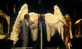 Аукцион крыльев дьявола и кома продажного полицейского – фото из 7 серии 1 сезона сериала Люцифер Аукцион крыльев дьявола и кома продажного полицейского – фото из 7 серии 1 сезона сериала Люцифер