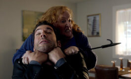 Поиск сбежавшей матери и жертва с железными рогами – фото из 1 серии 2 сезона сериала Люцифер