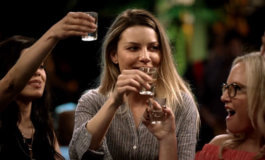 Жертва тайного секс-клуба и девичник Хлои с дракой в баре – фото из 4 серии 2 сезона сериала Люцифер