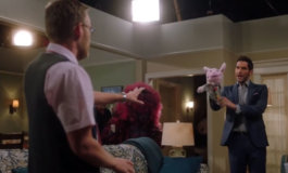 Дэн в помидорах и выстрел в похитителя шуток из игрушки – фото из 2 серии 3 сезона сериала Люцифер Дэн в помидорах и выстрел в похитителя шуток из игрушки – фото из 2 серии 3 сезона сериала Люцифер