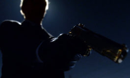 Убийство из золотого пистоле и подстава Люцифера Дэном – фото из 7 серии 4 сезона сериала Люцифер