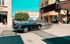 Морнингстар на своей машине в 1 серии 5 сезона сериала Люцифер (2020) на Lyucifer.TV